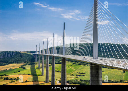 Frankreich, Region Occitanie, Aveyron Abteilung, Viadukt von Millau (Le Viaduc de Millau), Schrägseilbrücke überspannt die Schlucht Tal des Flusses Tarn Stockfoto