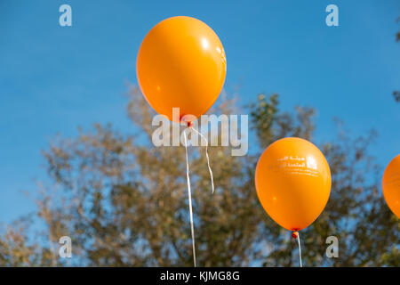 Orange ballons Gewalt gegen Frauen zu bekämpfen, Stockfoto