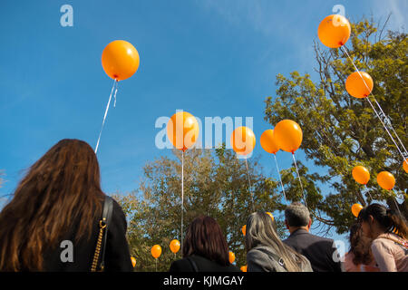 Orange ballons Gewalt gegen Frauen zu bekämpfen, Stockfoto