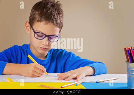 Schwerpunkt junge mit Brille Zeichnung mit Buntstiften und Filzstiften Stockfoto