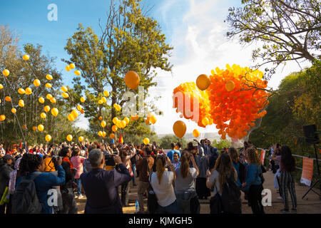 Entfesselung orange ballons Gewalt gegen Frauen zu bekämpfen, Stockfoto