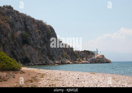 Kleine Kirche auf einem Felsen am Strand in der Nähe von nafplio kondili in Griechenland Stockfoto