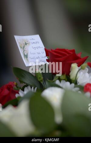 Blumen bei Bobby Knutts Beerdigung in der Wentworth Church, nahe Rotherham, South Yorkshire, Großbritannien. Stockfoto
