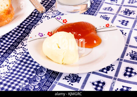 Butter und jamm auf der Platte Stockfoto