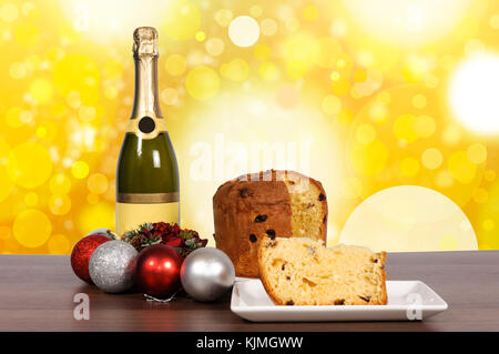 Champagner und Kuchen auf dem hölzernen Tisch Stockfoto