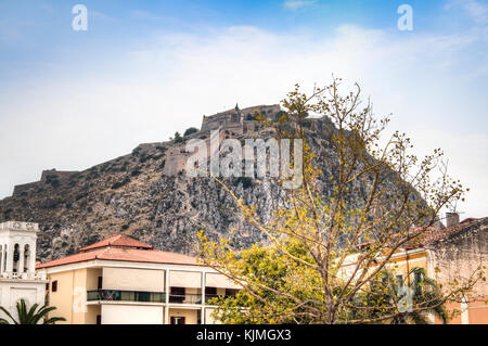 Blick auf die prächtige Burg Palamidi auf einem Hügel im Zentrum der alten Stadt Nafplio in Griechenland Stockfoto