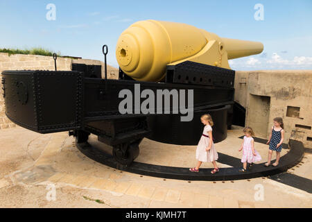 100 T & Kind/Kinder/Kind/Kinder, Fort Rinella, Malta. Schnauze laden Waffe ist die größte Kanone vorne/Artillerie Batterie der Welt Stockfoto