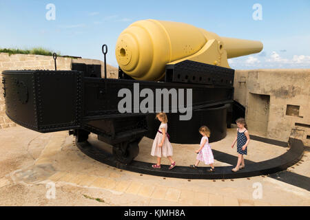 100 T & Kind/Kinder/Kind/Kinder, Fort Rinella, Malta. Schnauze laden Waffe ist die größte Kanone vorne/Artillerie Batterie der Welt Stockfoto