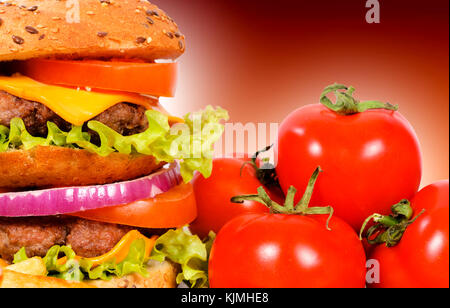 Doppel Hamburger mit rohen Tomaten Stockfoto