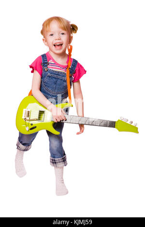 Kleine Mädchen Gitarre spielen und singen, isoliert auf weiss Stockfoto