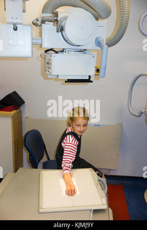 Kind bis 7 Jahre/kid/girl/in einem x-ray von ihren Arm für eine vermutete Bruch zu den Handgelenk an einem NHS nicht not walk in Medical Center. (92) Stockfoto