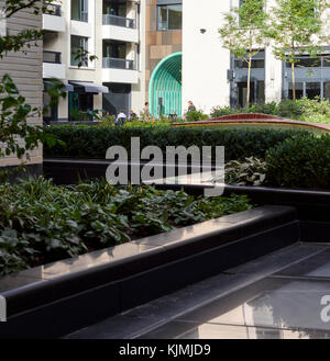 Blick in den Innenhof. Rathbone Square, London, Vereinigtes Königreich. Architekt: Machen Ltd, 2017. Stockfoto