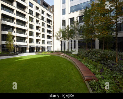 Insgesamt mit Blick auf den Innenhof. Rathbone Square, London, Vereinigtes Königreich. Architekt: Machen Ltd, 2017. Stockfoto