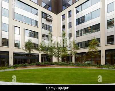 Zentralen Innenhof. Rathbone Square, London, Vereinigtes Königreich. Architekt: Machen Ltd, 2017. Stockfoto