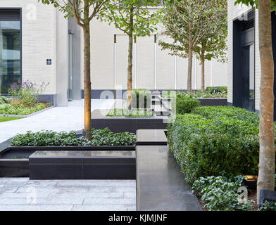 Pflanzer im Innenhof. Rathbone Square, London, Vereinigtes Königreich. Architekt: Machen Ltd, 2017. Stockfoto