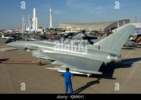 In statischen geparkt - Display mit Ariane Raketen hinter Am 2005 Paris AirShow, Salon-du-Lac du Bourget Stockfoto