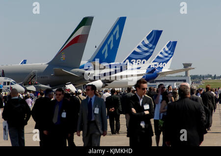 Boeing 767 Tanker, Boeing 777-240 LR, Airbus A380-800 und Airbus A340-600 Schwänze in statisch-Display mit Menschen zu Fuß vorbei an den 2005 Paris AirShow, S Stockfoto