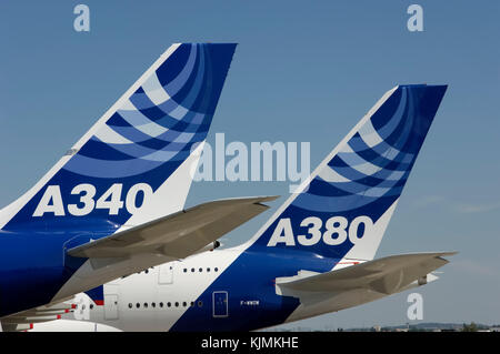 Airbus A340-600 und A380 Schwänze mit Airbus logos in der statischen - Anzeige am 2005 Paris AirShow, Salon-du-Lac du Bourget geparkt Stockfoto