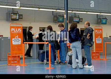 Freizeitaktivitäten Fluggäste am Terminal 3 easyJet Check-in-Schalter mit 'Keine tragen - auf Zeichen Gepäck Gewicht Beschränkungen" in französischer Sprache Stockfoto