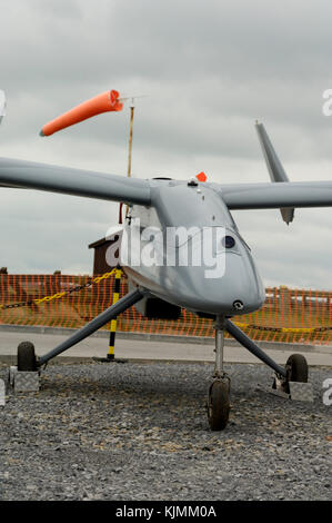 Selex Meteor Falco UAV im statischen - Anzeige geparkt (msn 003) mit Windsack hinter Stockfoto