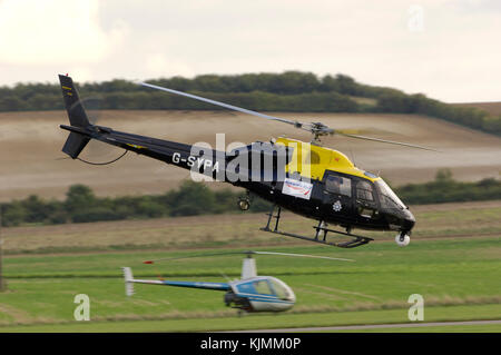 Nase nach unten Take-off Mit einer Robinson R-22 und Felder hinter Stockfoto