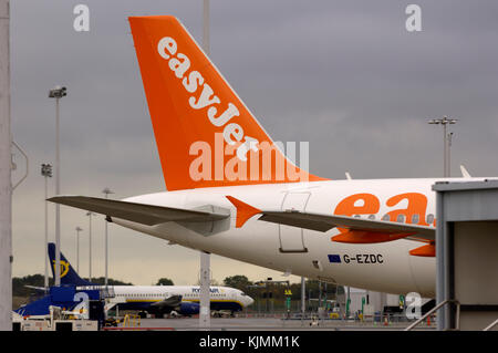 Schwanz mit Logo, Winglet und Ryanair Boeing 737-800 hinter Stockfoto