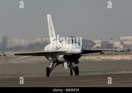 Desert Falcon Block 60 mit Conformal dorsalen Kraftstofftanks Rollens Stockfoto