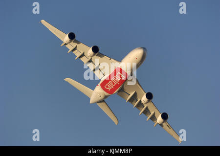 Airbus A380 Flugzeugen eine Seriennummer MSN004 flypast zeigt 'Emirates' logo Anzeige unter Stockfoto