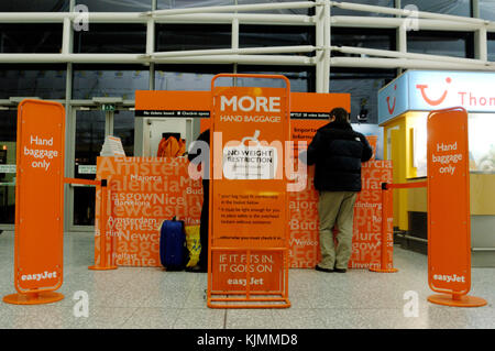 Mann bei easyJet Handgepäck nur die Check-in-Schalter Stockfoto