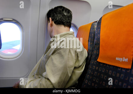 Man schaut aus dem Fenster in seiner Wirtschaft - Klasse Sitzplatz BRS-GVA Stockfoto