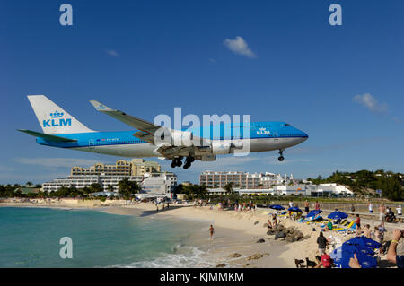 Flying Low auf Final-Ansatz Landung über Maho Beach mit Hotels hinter B747 auf der Landebahn mit Hügeln hinter Stockfoto