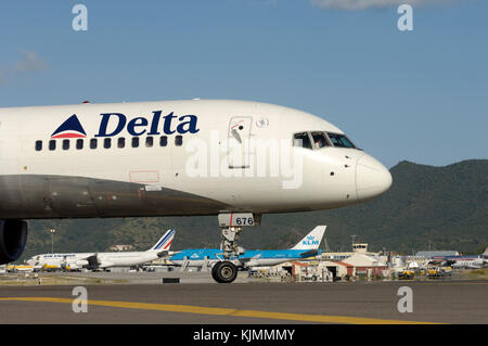 Delta Airlines Boeing 757 Nase und Logo mit KLM Boeing 747-400 und Airbus A340-300 von Air France hinter geparkt Stockfoto