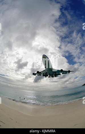 Sehr niedrige auf Final-Ansatz Landung über Maho Beach mit Wolken hinter Stockfoto