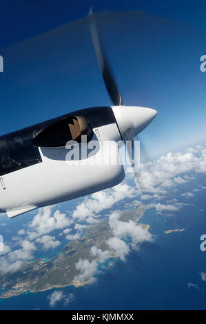 Ein PW PT6A-27 Motorverkleidung und Propeller eines Winair DHC-6 Twin Otter in der Luft auf dem Weg über die Inseln der Niederländischen Antillen. Stockfoto