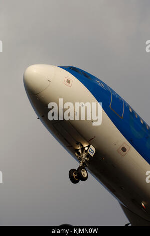 Bugrad Unterwagen eines bmi British Midland International Airbus A320-200 auf Final-Ansatz Stockfoto