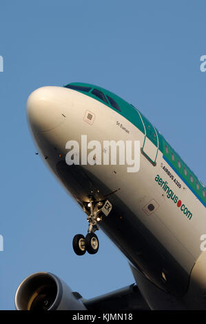 Aer Lingus Airbus A320-200 mit bugrad Unterwagen für Landung auf Final-Ansatz Stockfoto