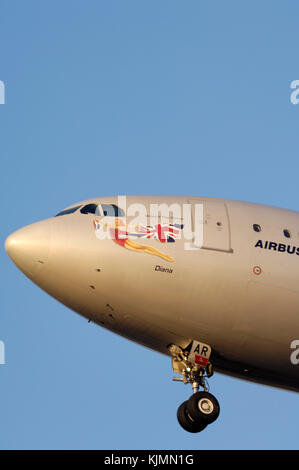 Prinzessin Diana Emblem auf der Nase des Virgin Atlantic Airways Airbus A340-300 sie offiziell mit bugrad Unterwagen benannt, die für die Landung auf fin Stockfoto