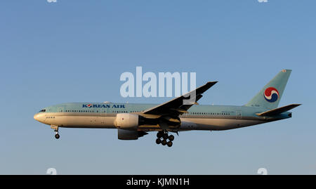 Korean Air Lines KAL Boeing 777-200ER auf Final-Ansatz Stockfoto