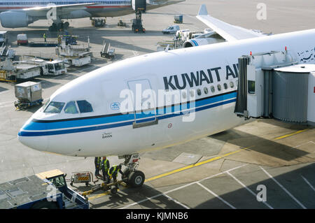 Kuwait Airways Airbus A340-300 am Gate am Terminal 3 geparkt Warten auf pushback Stockfoto