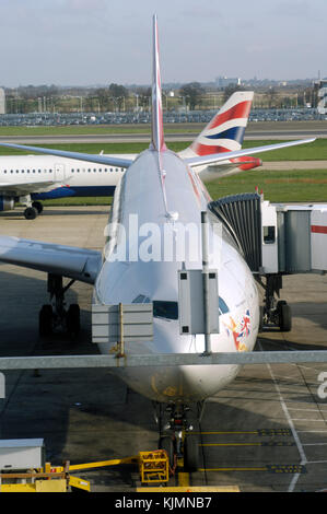 Virgin Atlantic Airways Airbus A340-600 am Tor am Terminal 3 geparkt mit British Airways ein 321-200 hinter Rollens Stockfoto