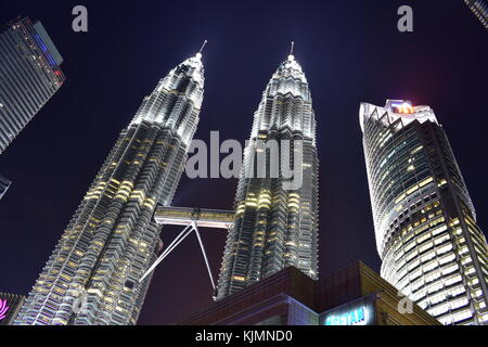 Kuala Lumpur, Malaysia - 3. November 2017: Twin Towers bei Nacht Stockfoto