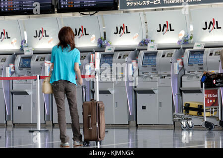 Passagier an der JAL Ticket Reservierung in Haupt Airport Terminal building Stockfoto