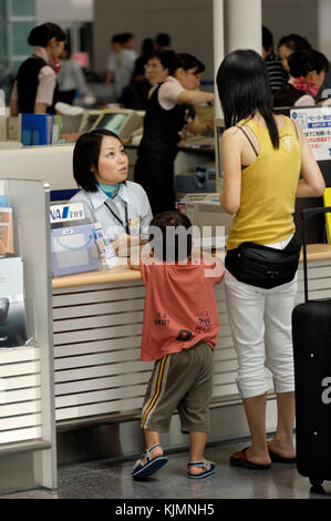 Passagier- und Kind bei ANA Information im Check-in Bereich im Haupt Airport Terminal building Stockfoto