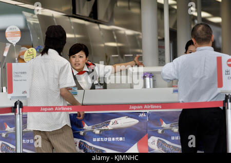 Passagier an der JAL Ticket Information im Haupt Airport Terminal building Stockfoto