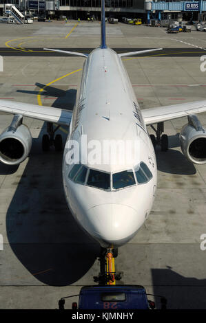 Windschutzscheibe der Lufthansa Airbus A 321-100 geparkt zurück gedrückt wird Stockfoto