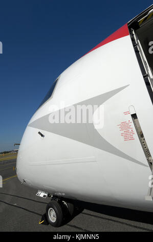 Windschutzscheibe und bugrad Untergestell des Austrian Arrows Bombardier DHC-8 Dash 8-400 Q400 in der statischen - Anzeige geparkt an den 2006 in Farnborough Stockfoto