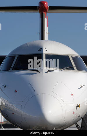 Windschutzscheibe und Heckflosse der Austrian Arrows Bombardier DHC-8 Dash 8-400 Q 400 2006 auf der internationalen Luftfahrtausstellung in Farnborough Stockfoto