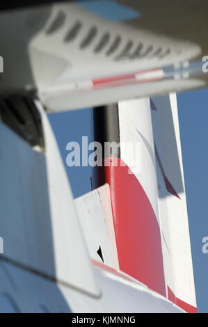 An der Tragfläche und Heckflosse der Austrian Arrows Bombardier DHC-8 Dash 8-400 Q 400 2006 auf der internationalen Luftfahrtausstellung in Farnborough Stockfoto