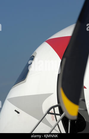 Propeller und Windschutzscheibe der Austrian Arrows Bombardier DHC-8 Dash 8-400 Q 400 2006 auf der internationalen Luftfahrtausstellung in Farnborough Stockfoto