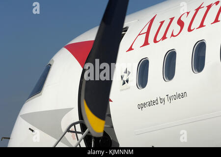 Propeller, Fenster und Windschutzscheibe der Austrian Arrows Bombardier DHC-8 Dash 8-400 Q 400 2006 auf der internationalen Luftfahrtausstellung in Farnborough Stockfoto